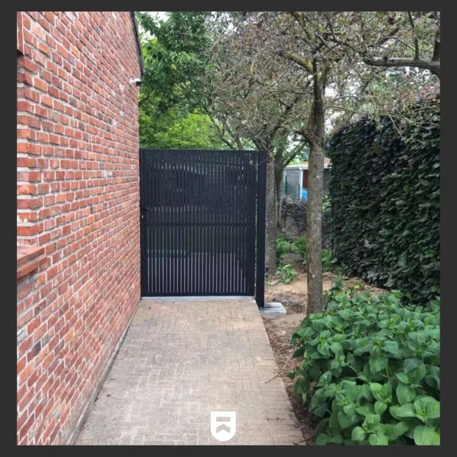Stalen tuinpoort afwerking poederlak zwart RAL 9005
#lassen #lassenopmaat #tuinpoort #garden #tuin #staal #welding #steel #poederlak #handwerk #handmadeinbelgium  #lasconstructie #dklas