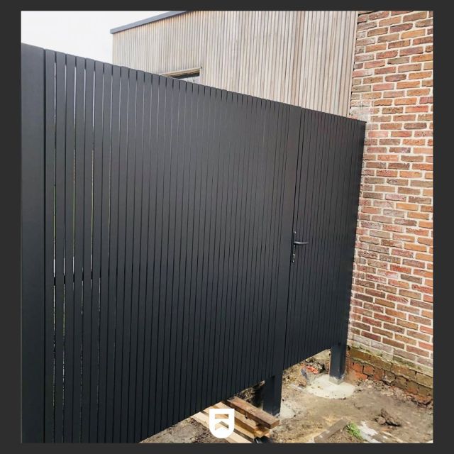 Stalen poortje met spijltjes Ral7021 ✔️
#staalopmaat #staalconstructie #welding #welder #lassenopmaat #poorten #tuinpoorten #tuinpoort #steel #handmade #tuin #handmadeinbelgium #lasser #lassen #poortopmaat #dklas