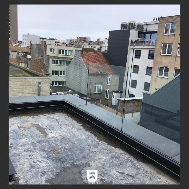 Glasbalustrade afgewerkt met muurkappen Ral9005✔️
#maatwerk #lassenopmaat #glasbalustrade #belgischekust #balustrade #lasser #welding #staalopmaat #glasopmaat #steel #staalconstructie #lassen #handmade #dklas